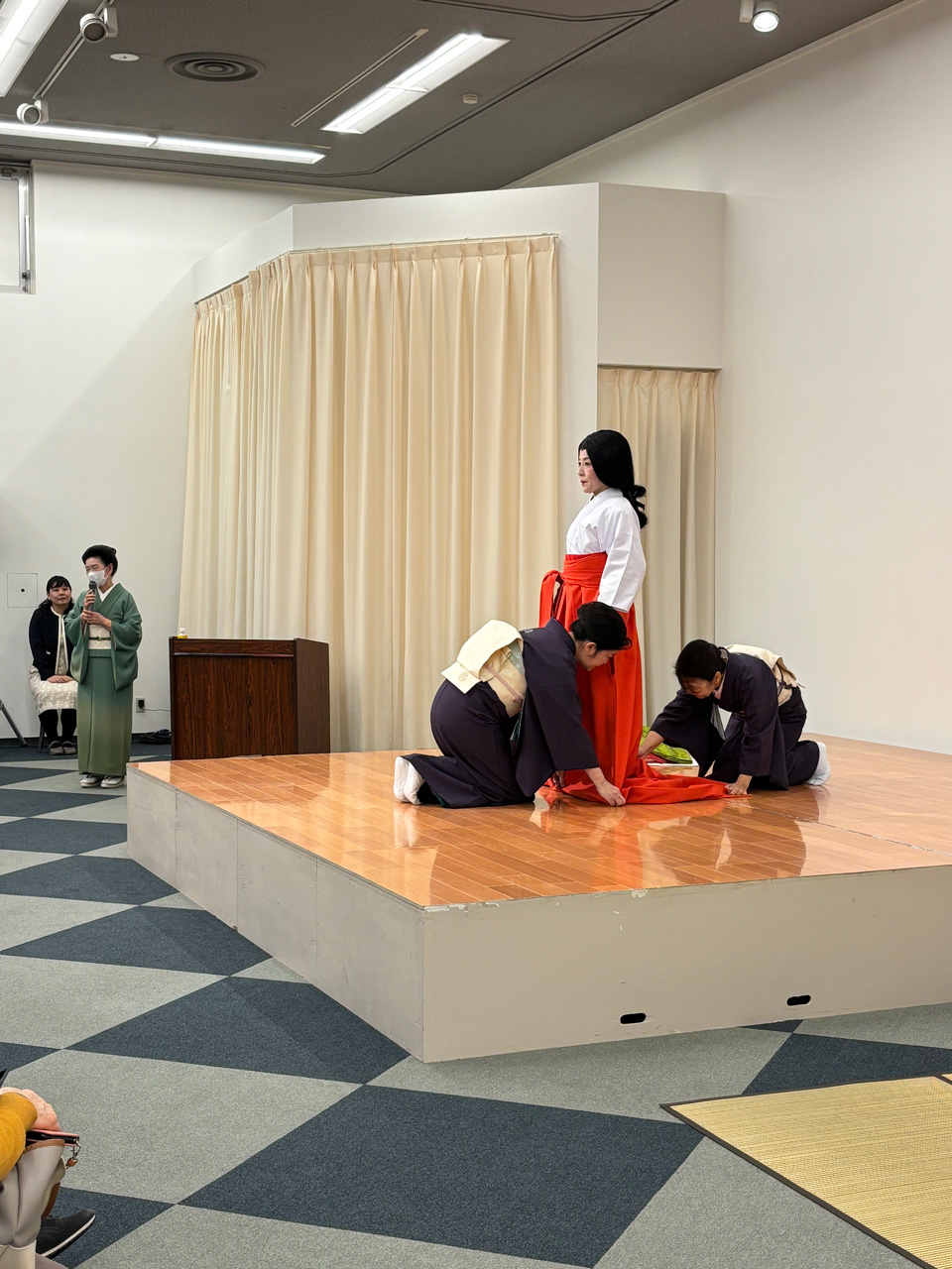 東京富士美術館・開館40周年記念　「源氏物語 THE TALE OF GENJI」展　復元装束による「打出」の再現展示に協力いたします