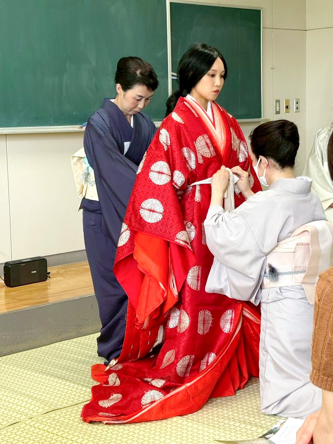 愛知サマーセミナー2025『十二単の着付けを見て学ぶ源氏物語の世界』開催！