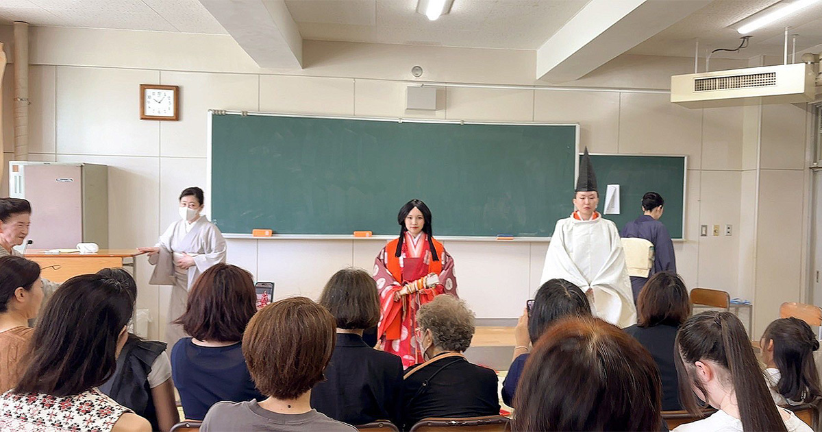 愛知サマーセミナー2025『十二単の着付けを見て学ぶ源氏物語の世界』開催！