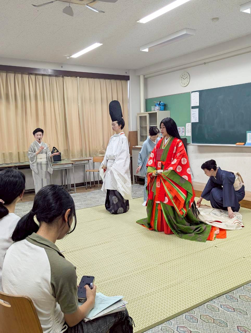 愛知サマーセミナー「本物の十二単!教室で見た平安時代」開催