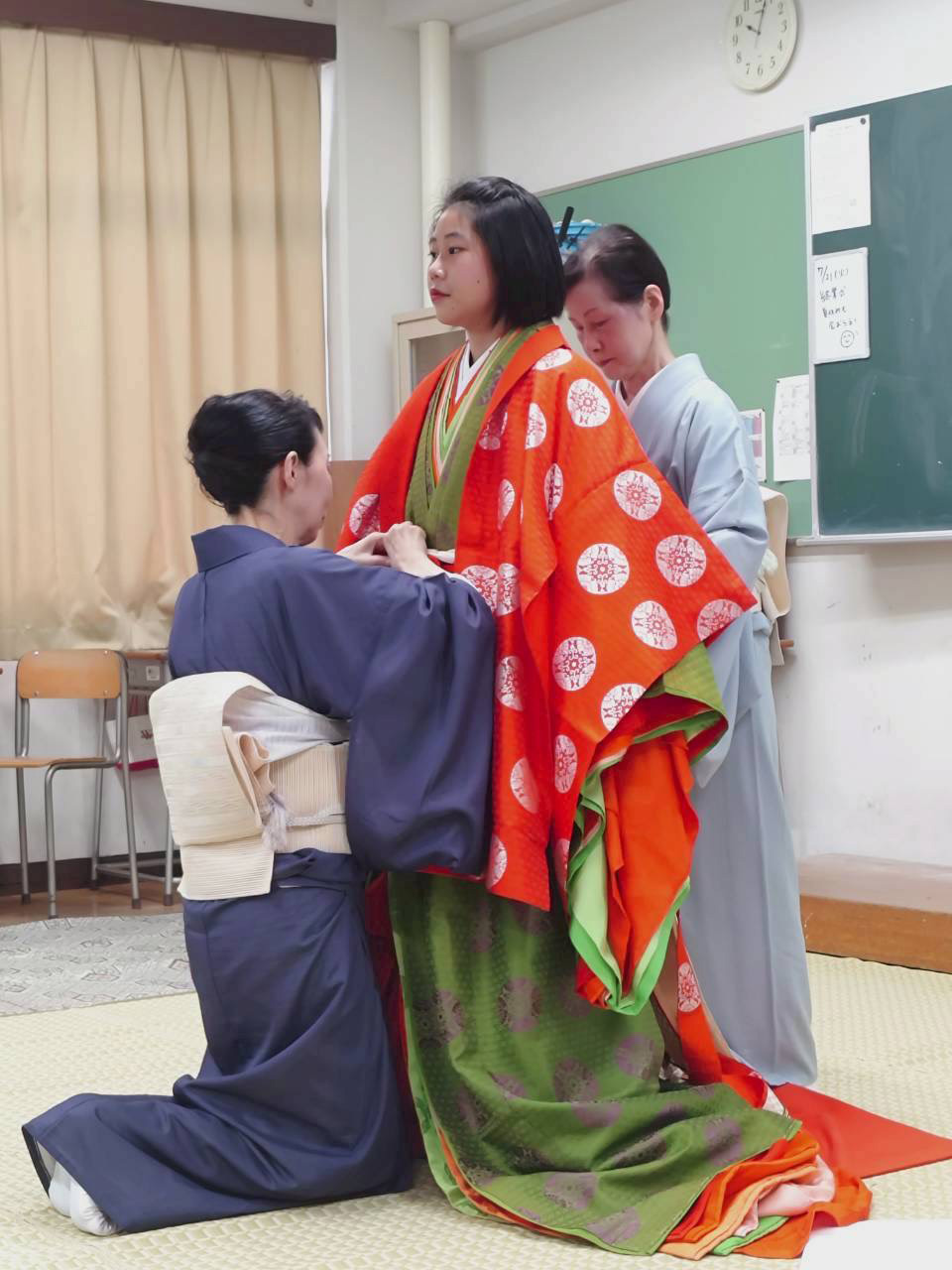 愛知サマーセミナー「本物の十二単!教室で見た平安時代」開催