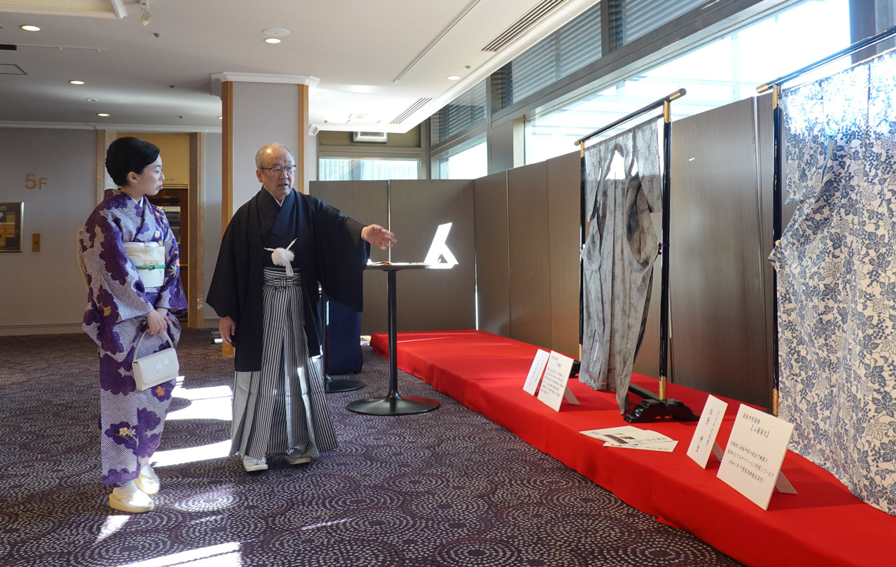 受賞者作品を彬子女王殿下にご案内する原会長