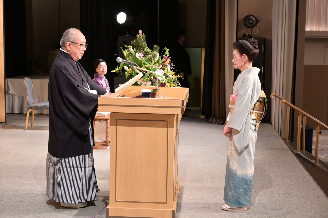 きもの文化賞授与　学長 武田富枝先生