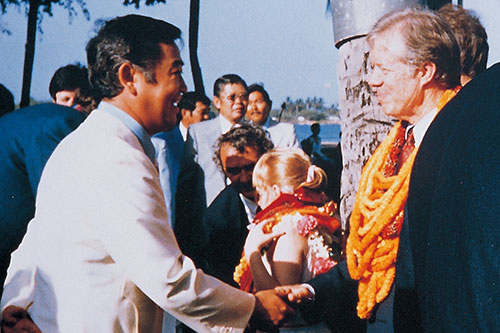 カーター大統領とハワイ・ヒッカム飛行場で握手する家元