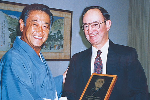 ケネス・モーティマ・ハワイ大学総長より、家元の
長年にわたるハワイへの功績に対して、ハワイ大学創設者
プラグが贈られる